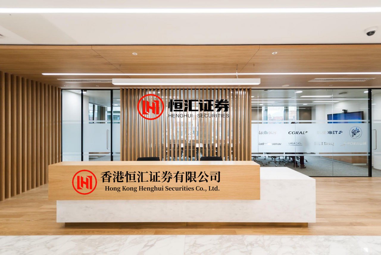 搭搭网 55岁陈建斌眼睛受伤，包裹纱布戴着墨镜，疑惹蒋勤勤生气了